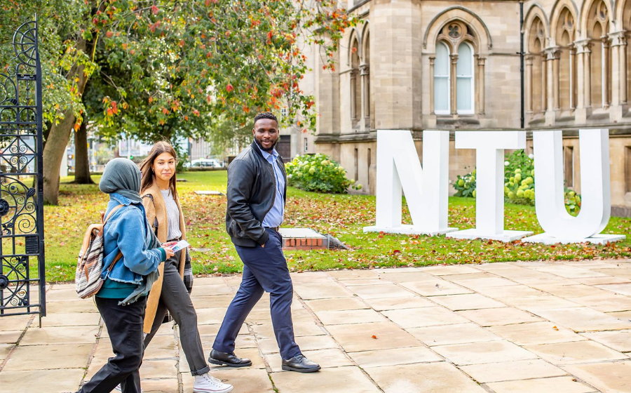 Sinh viên tại đại học Nottingham Trent University UK